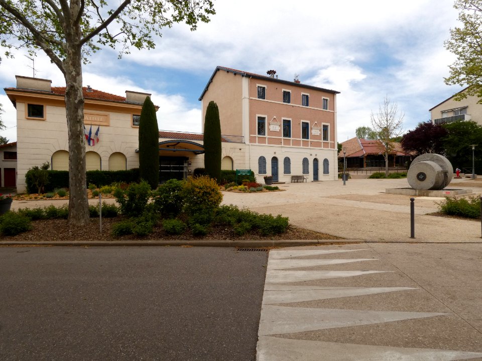 Fleurieu-sur-Saône - Grande Rue - Esplanade devant la mairie