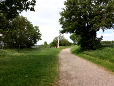 Fleurieu-sur-Saône - Chemin de la Madone - Vue sur la madone et le belvédère, vers le nord