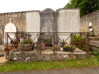 Fleurieu-sur-Saône - Chemin du Cimetière - Cimetière - Tombe de la famille Comte