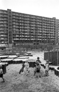 Flatgebouw in Bijlmermeer, Amsterdam met kinderen ervoor, Bestanddeelnr 922-7801