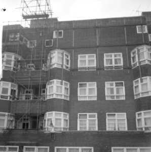 Flatgebouw aan de Vijzelstraat gerestaureerd, Bestanddeelnr 913-7481