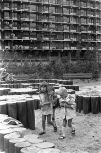 Flatgebouw in Bijlmermeer, Amsterdam met kinderen ervoor, Bestanddeelnr 922-7799