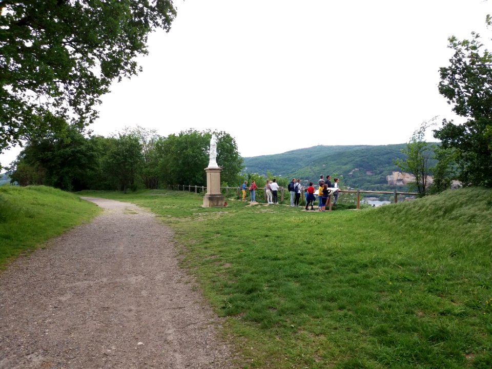 Fleurieu-sur-Saône - Chemin de la Madone - Vue sur la madone et le belvédère, vers le sud