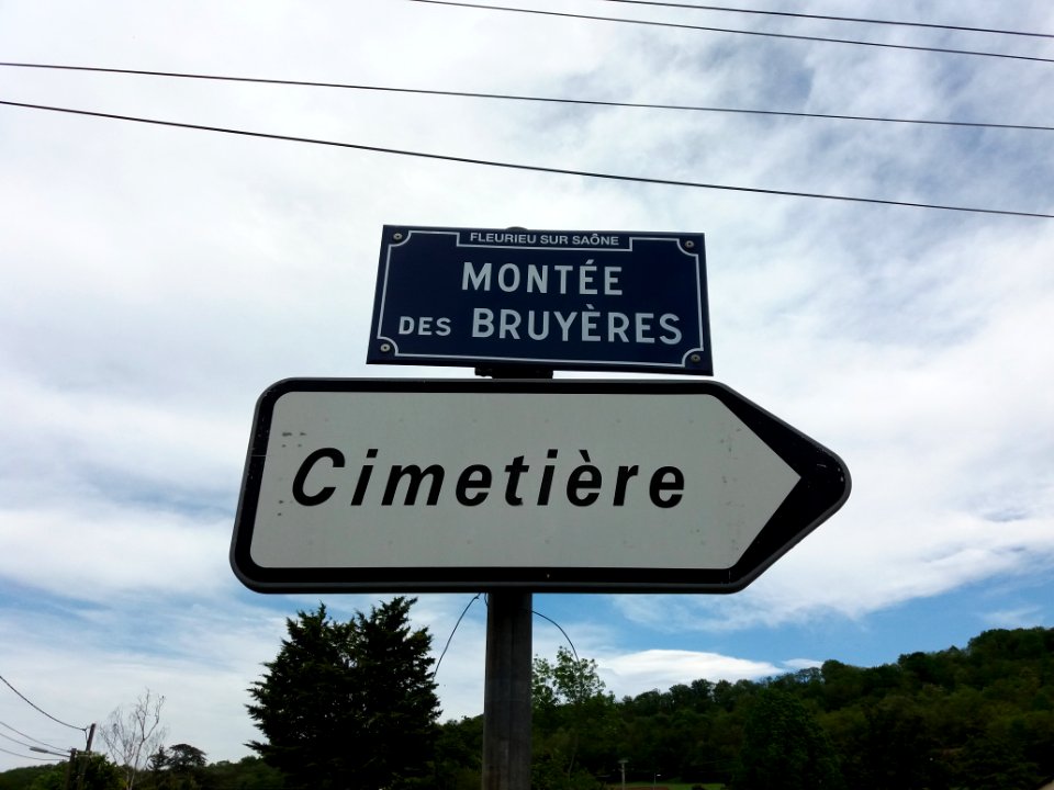 Fleurieu-sur-Saône - Montée des Bruyères - Plaque et panneau Cimetière