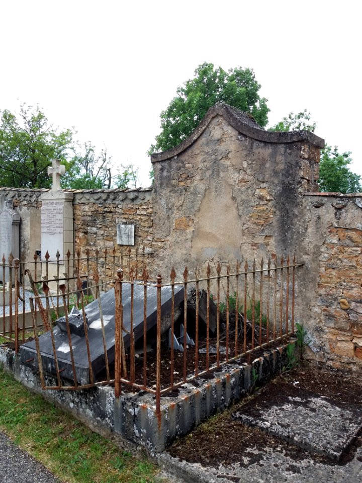 Fleurieu-sur-Saône - Chemin du Cimetière - Cimetière - Tombe écroulée