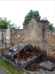 Fleurieu-sur-Saône - Chemin du Cimetière - Cimetière - Tombe écroulée