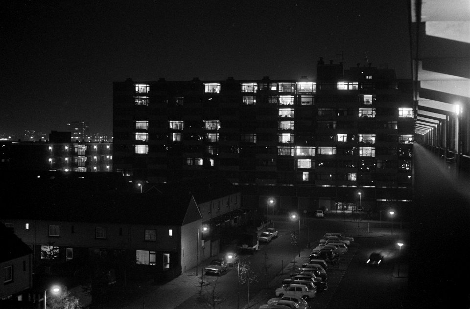 Flatgebouw in Amstelveen s'avonds veel gordijnen zijn gesloten, mogelijk in ve…, Bestanddeelnr 926-7983