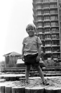 Flatgebouw in Bijlmermeer, Amsterdam met kinderen ervoor nr. 7 kop van een kind, Bestanddeelnr 922-7800