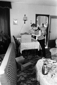 Flats in slechte toestand in Den Haag eerste bewoners aan het inpakken in verb, Bestanddeelnr 933-1133