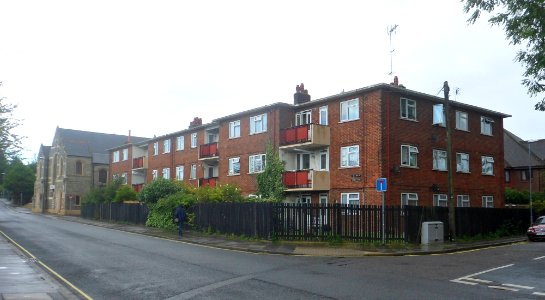 Flats at 168–184 Somers Road, Southsea (August 2017)