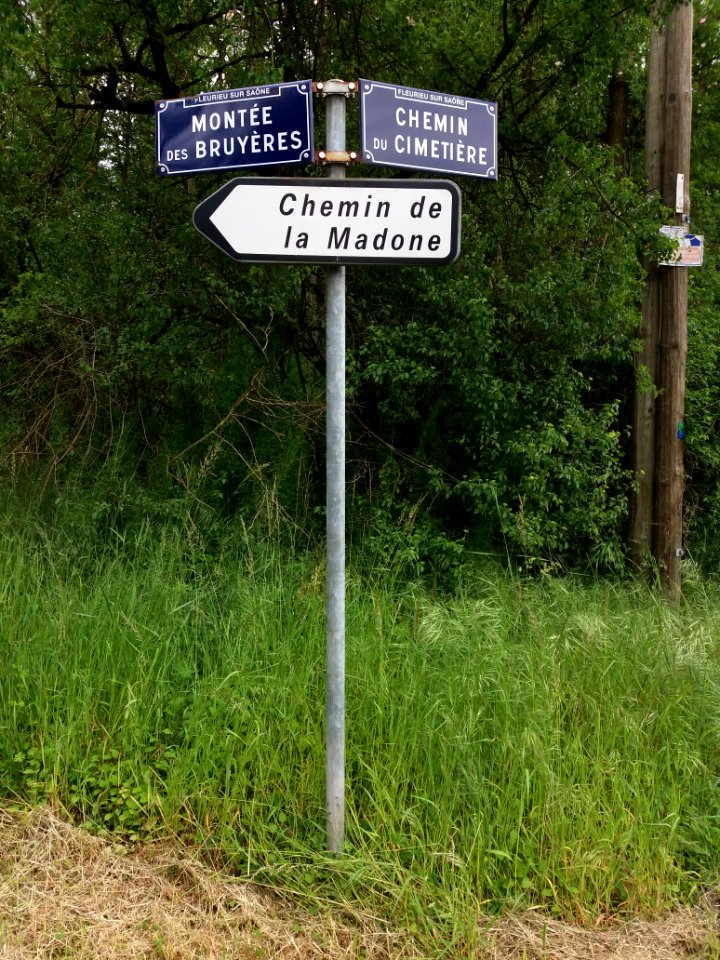 Fleurieu-sur-Saône - Montée des Bruyères - Plaques et panneau Chemin de la Madone