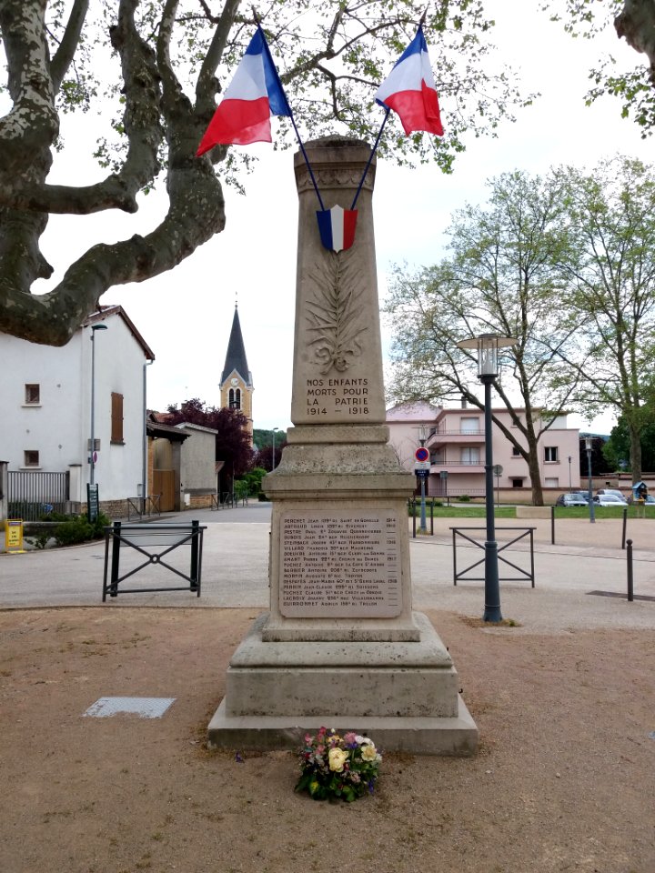 Fleurieu-sur-Saône - Grande Rue - Monument aux morts de face
