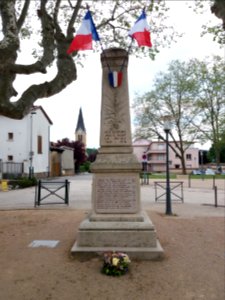 Fleurieu-sur-Saône - Grande Rue - Monument aux morts de face