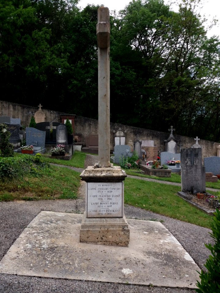 Fleurieu-sur-Saône - Chemin du Cimetière - Cimetière - Tombeau des curés de Fleurieu 02