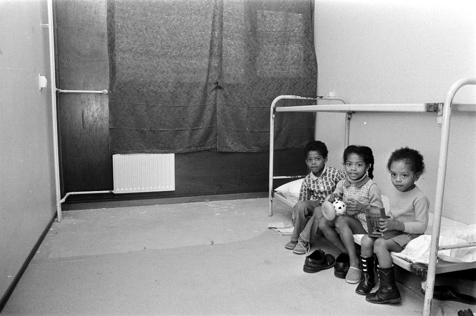 Flats gekraakt in Bijlmermeer door Werkgroep Huisvesting Surinamers Surinaamse , Bestanddeelnr 927-2882