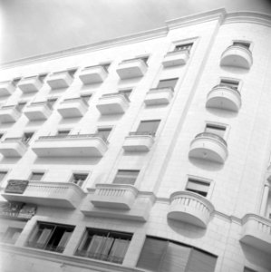 Flatgebouw in het toentertijd moderne deel van Aleppo, Bestanddeelnr 255-5966