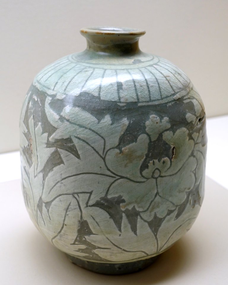 Flask with peony design, Korea, Joseon dynasty, first half of 15th century AD, buncheong stoneware with sgrafitto decoration - Ethnological Museum, Berlin - DSC02034