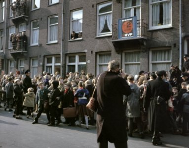 Flats, kinderen, fotografen, politie, Bestanddeelnr 254-7142