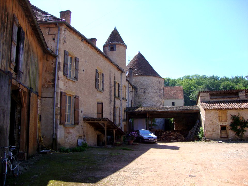 Flagy (Saône-et-Loire, Fr) château de Sirot, la cour