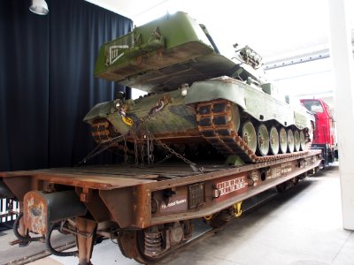Flatbed wagon DSB 33 86 473 3 105-1 with Leopard tank, pic2