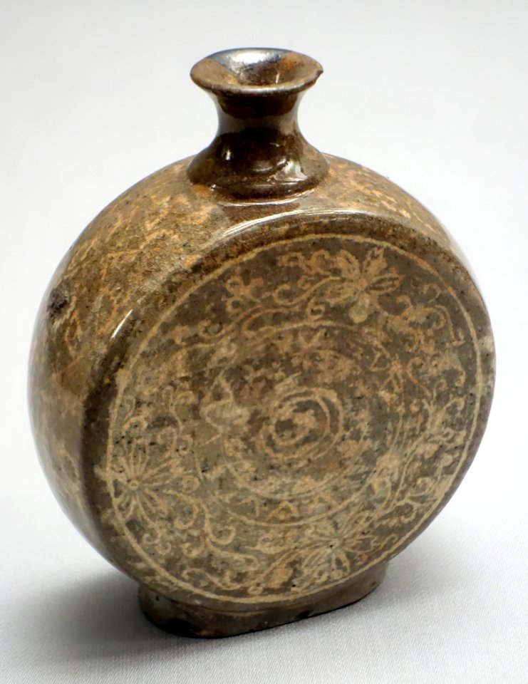 Flask-shaped Vase, Yatsushiro ware, Edo period, 18th century, chrysanthemum design in inlay - Tokyo National Museum - DSC05288