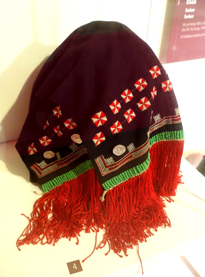 Flat turban, Dao Do, Lang Son, 1990, cotton, embroidery - Vietnamese Women's Museum - Hanoi, Vietnam - DSC03968