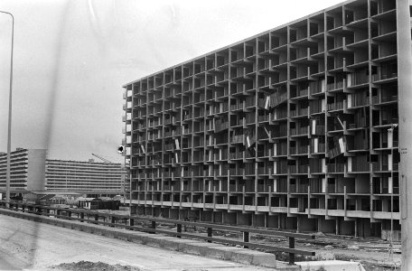 Flats in aanbouw in Bijlmermeer Amsterdam enige schade door wind, Bestanddeelnr 924-2161