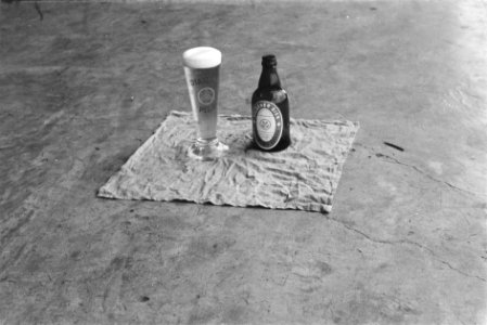 Fles en glas bier op een zakdoek, Bestanddeelnr 223-6-6
