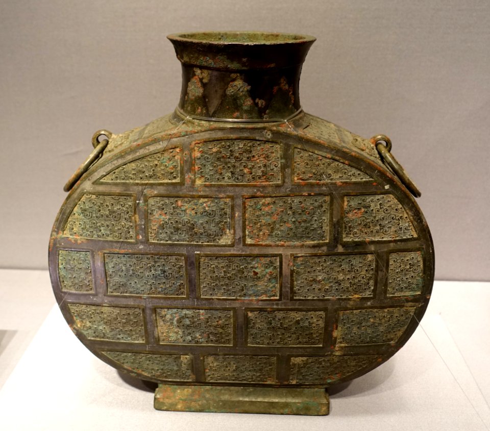 Flat hu wine vessel with feather design, China, Warring States period, 4th-3rd century BC, bronze - Tokyo National Museum - Tokyo, Japan - DSC08445