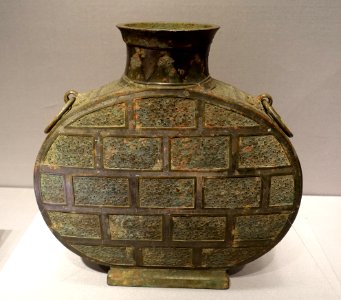 Flat hu wine vessel with feather design, China, Warring States period, 4th-3rd century BC, bronze - Tokyo National Museum - Tokyo, Japan - DSC08445