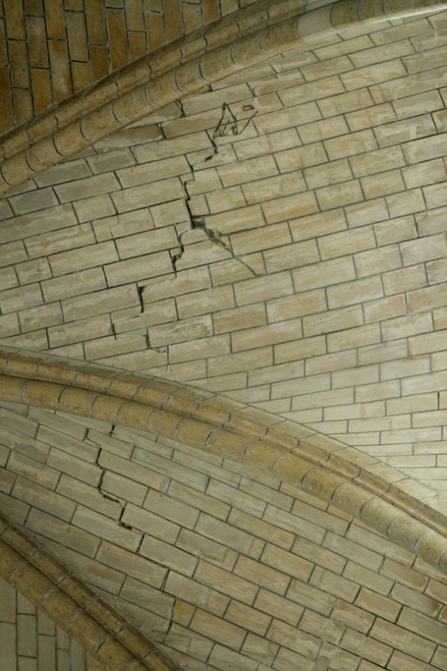 Fissures in the ceiling of the Laon cathedral 2007-05-06-01