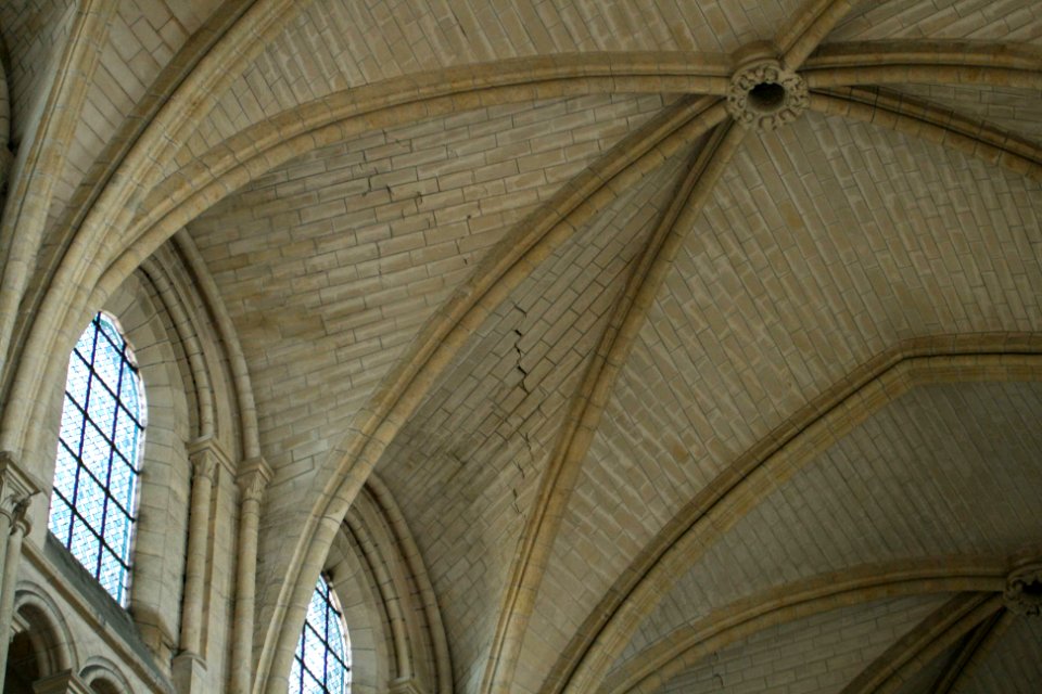 Fissures in the ceiling of the Laon cathedral 2007-05-06