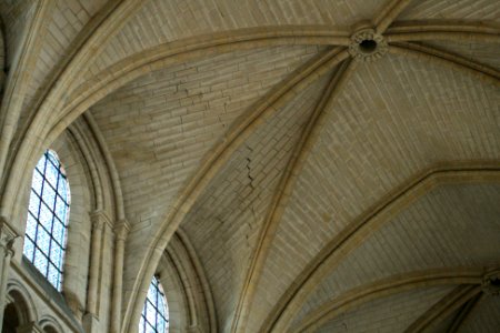 Fissures in the ceiling of the Laon cathedral 2007-05-06