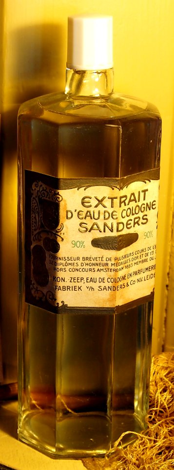 Fles Extrait dEau de cologne Sanders, Fabriek vh Sanders & Co NV Leiden