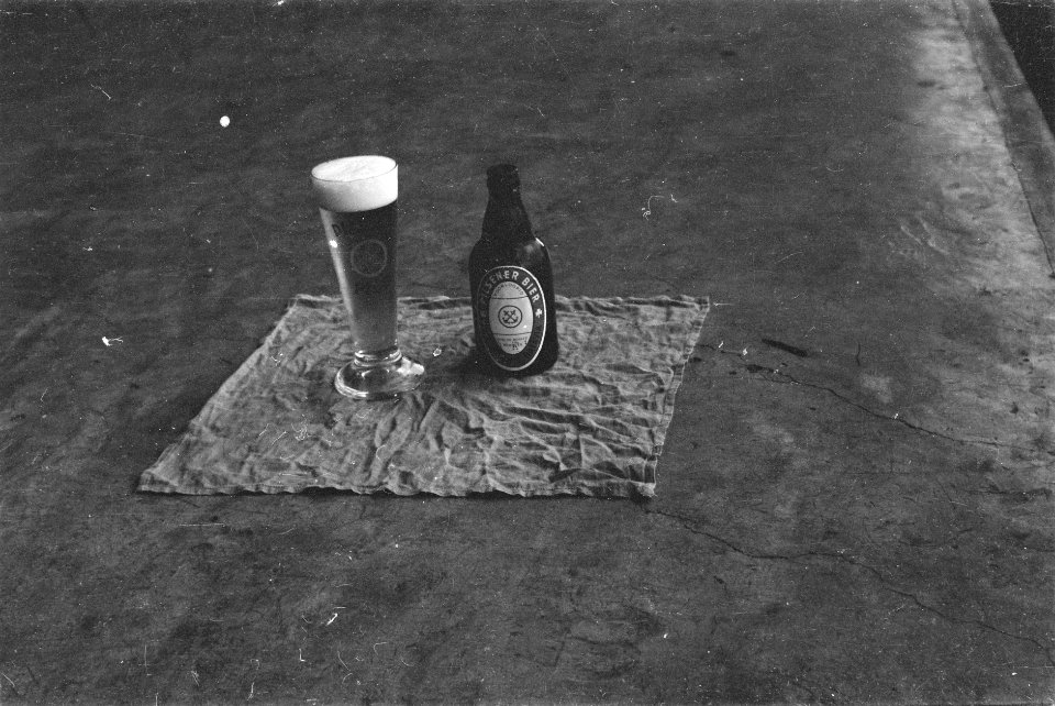 Fles en glas bier op een zakdoek, Bestanddeelnr 223-6-5