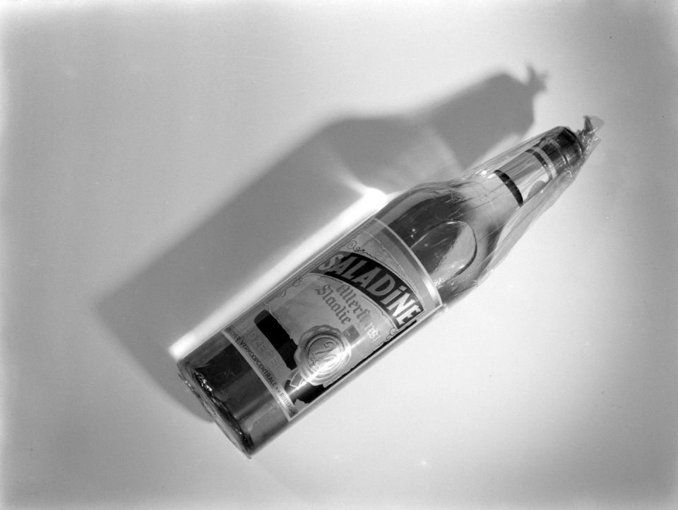 Fles Saladine allerfijnste slaolie ingepakt in cellofaan, Bestanddeelnr 189-1142