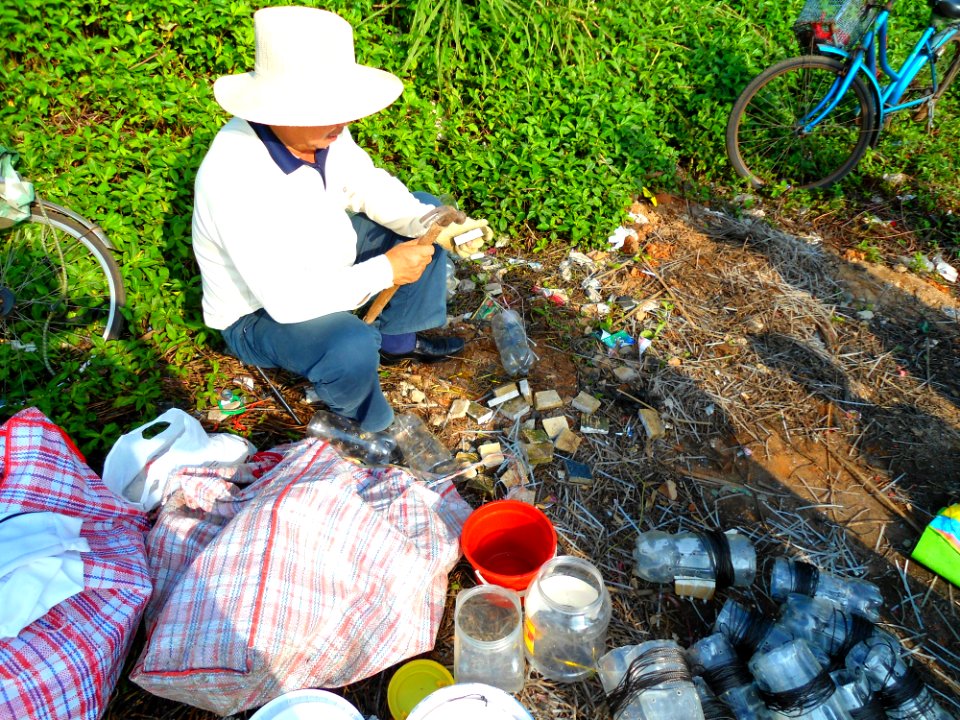 Fish traps in Haikou -.man making traps 02