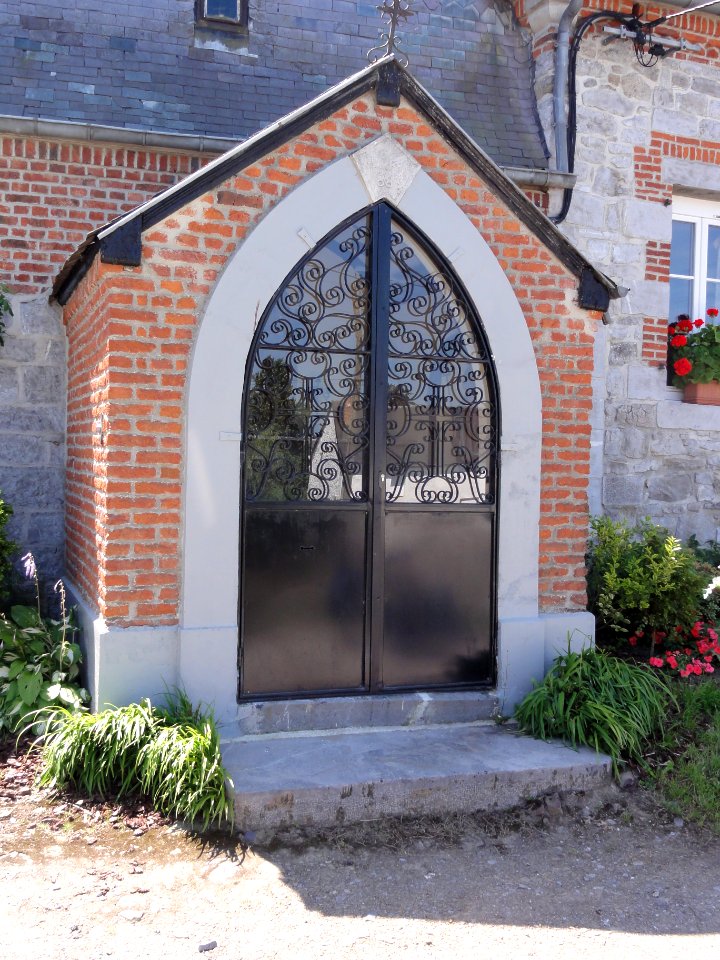 Flaumont-Waudrechies (Nord, Fr) chapelle devant maison