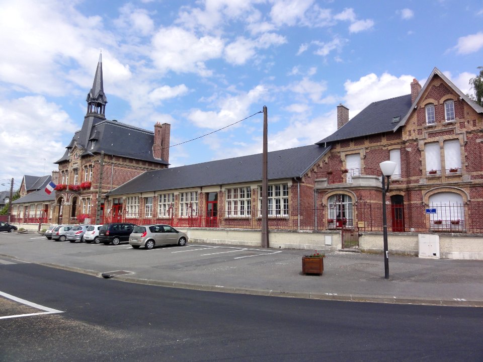 Flavy-le-Martel (Aisne) mairie et écoles du centre (01)