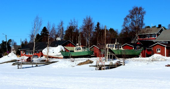 Fishing vessels at Kiviniemi 20120408b