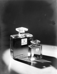 Flacons parfum van het merk Lucien Lelong, gefotografeerd voor Dorland Paris, Bestanddeelnr 190-0866