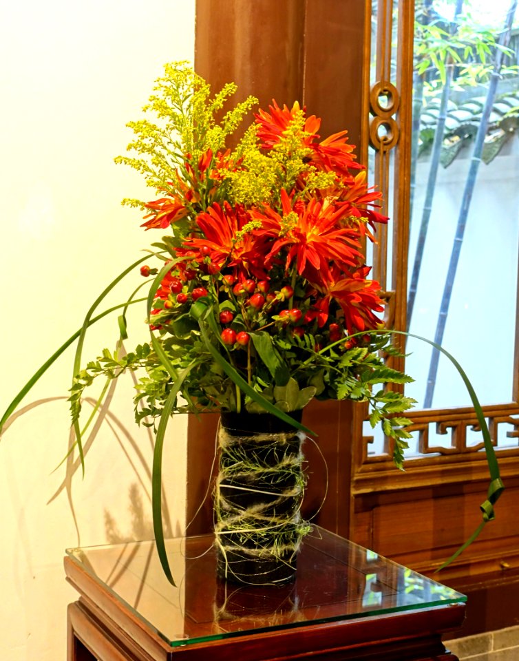 Floral arrangement - Lan Su Chinese Garden - Portland, Oregon - DSC01457