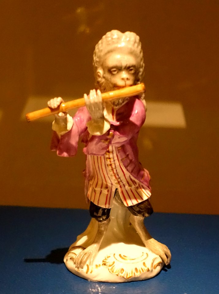 Flautist, Monkey Band figure by Johann Christof Rombrich, Porzellanmanufaktur Fürstenberg, 1775 AD, porcelain - Braunschweigisches Landesmuseum - DSC04940