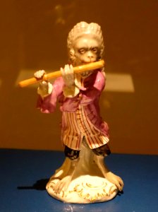Flautist, Monkey Band figure by Johann Christof Rombrich, Porzellanmanufaktur Fürstenberg, 1775 AD, porcelain - Braunschweigisches Landesmuseum - DSC04940