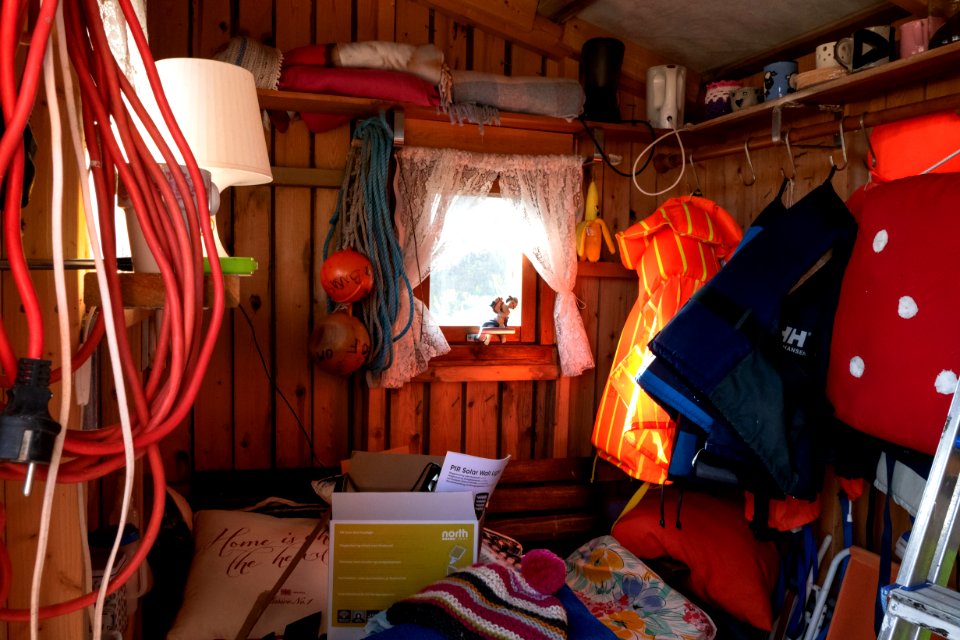 Fishing hut in Skalhamn harbor 3