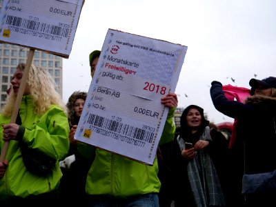 Flashmob for free public transport for volunteers 02