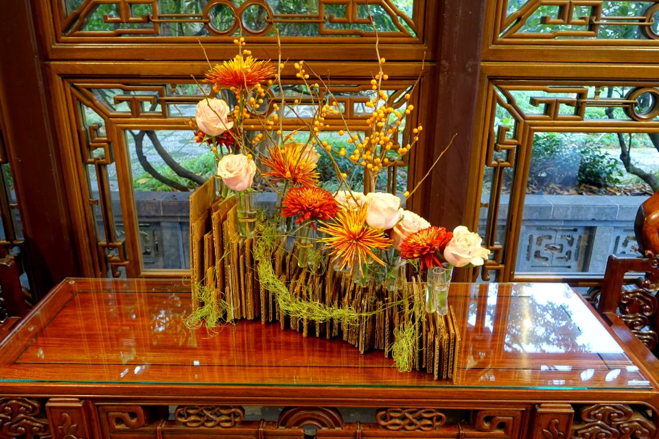 Floral arrangement - Lan Su Chinese Garden - Portland, Oregon - DSC01268