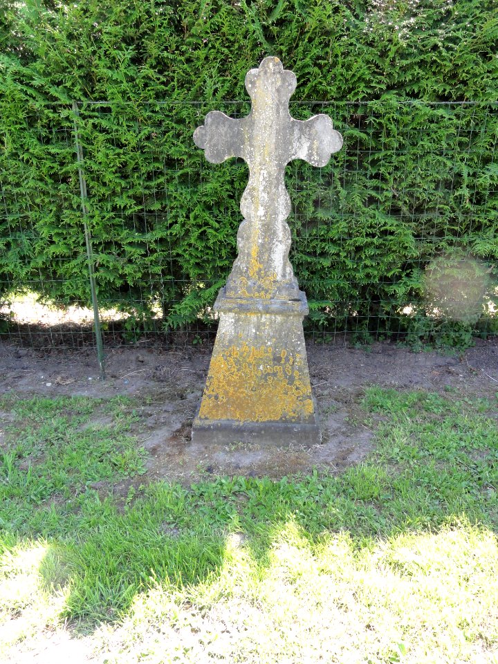 Floyon (Nord, Fr) croix de pierre, place de la Mairie