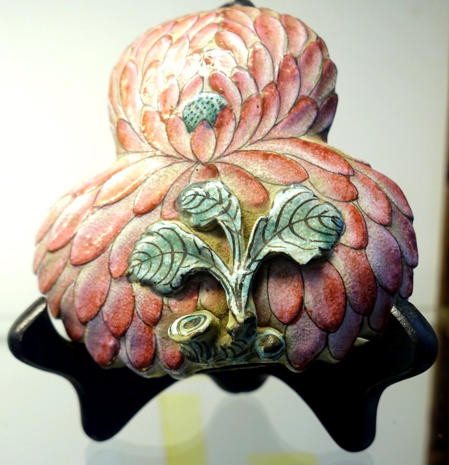 Flower-shaped container from China, 18th century, stoneware - Museum of Vietnamese History - Ho Chi Minh City - DSC05866