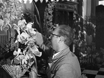 Flowershop te Haarlem levert elf bloemstukken voor het huwelijk van de Sjah, Bestanddeelnr 910-8834